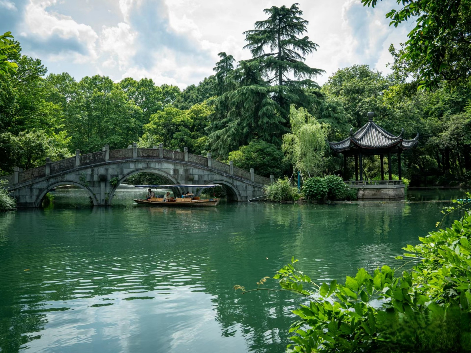 Viewing-Fish-at-the-Flower-Pond Viewing-Fish-at-the-Flower-Pond